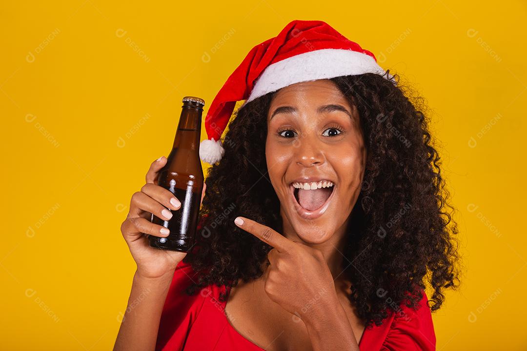 mulher afro com garrafa de cerveja