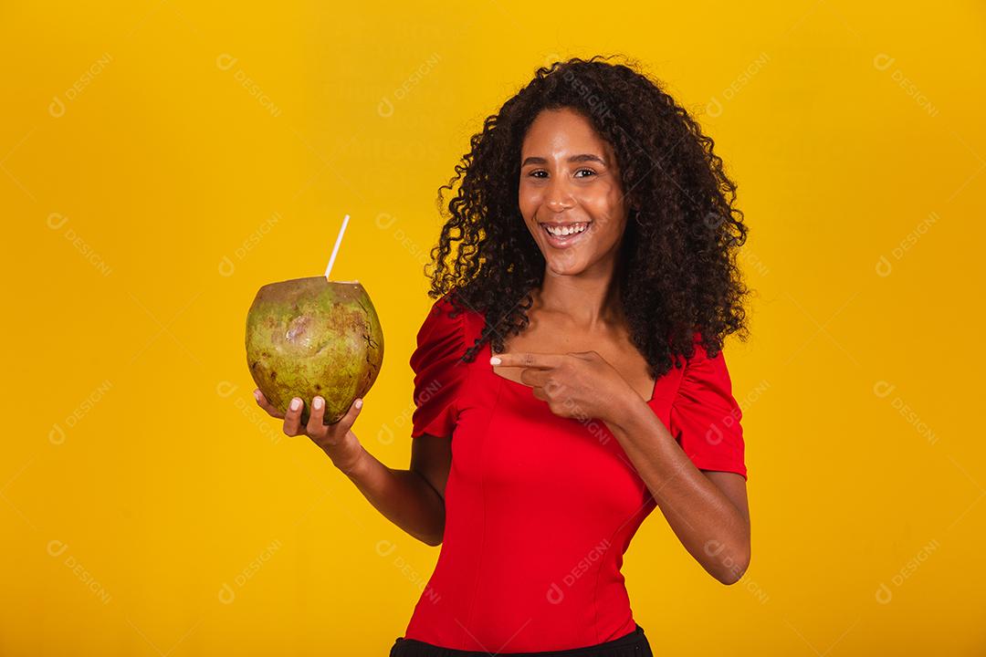 mulher bebendo água de coco