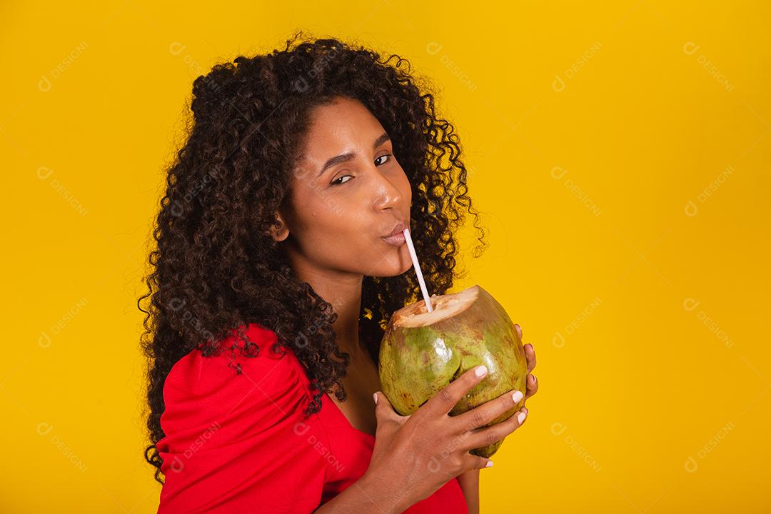 mulher bebendo água de coco