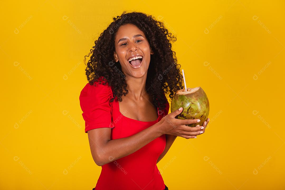 mulher bebendo água de coco