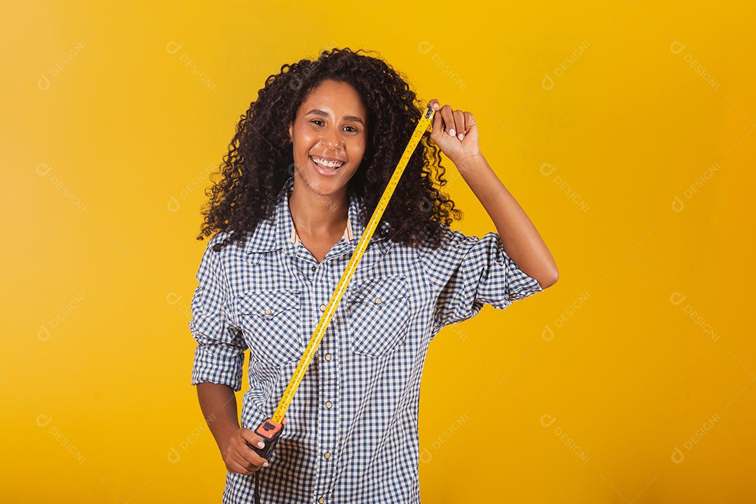 uma jovem mulher segurando uma fita métrica