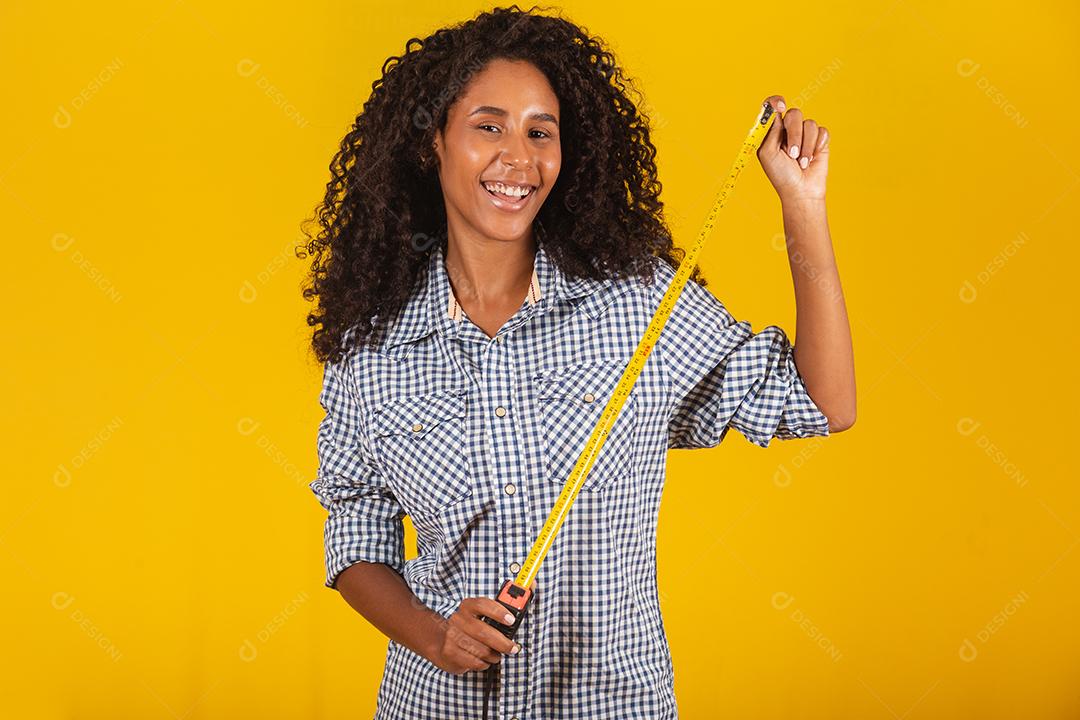 uma jovem mulher segurando uma fita métrica