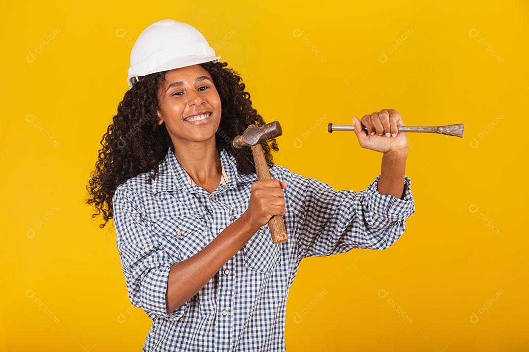 empreiteiro feminino segurando um martelo