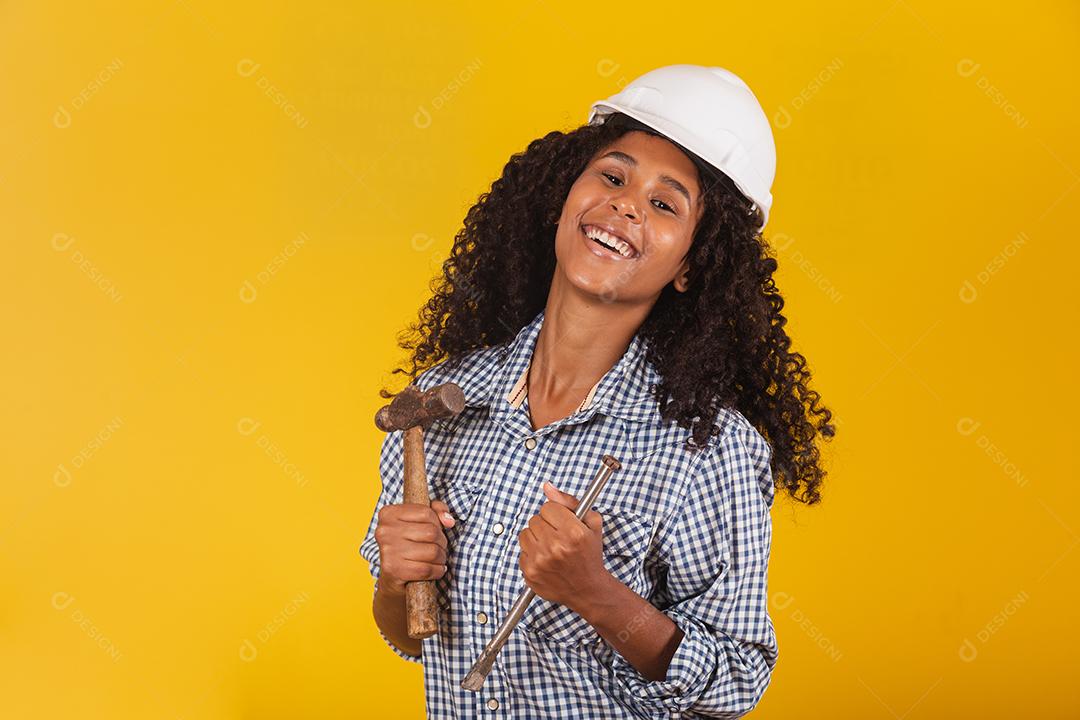 empreiteiro feminino segurando um martelo
