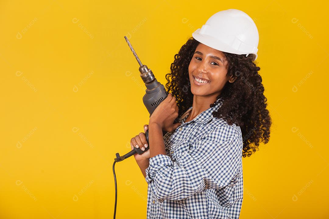 empreiteiro feminino segurando um martelo