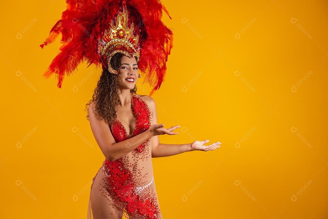 Mulher dançarina de carnaval apontando para o lado.