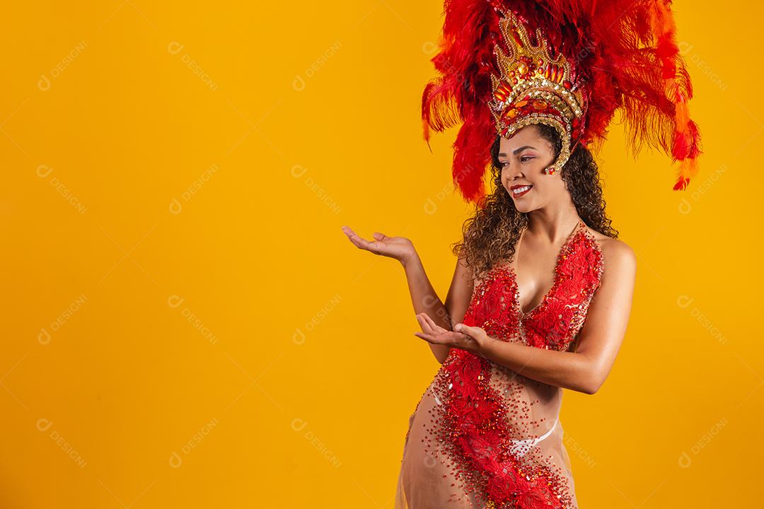 Mulher dançarina de carnaval apontando para o lado.