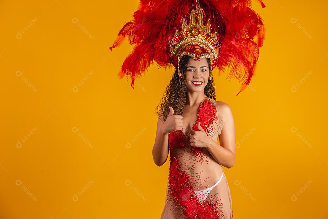 Linda dançarina está de pé com o polegar para cima fazendo sinal de ok ou positivo. Ela está vestindo uma fantasia