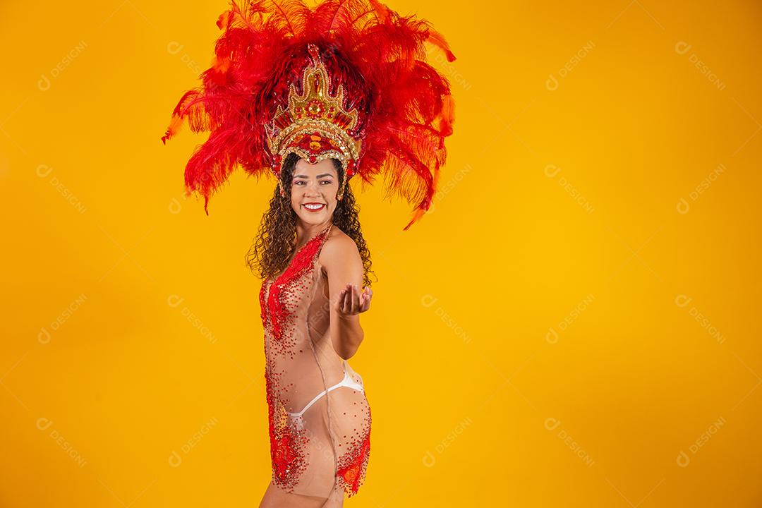 mulher de vestido de carnaval chamando você para a festa