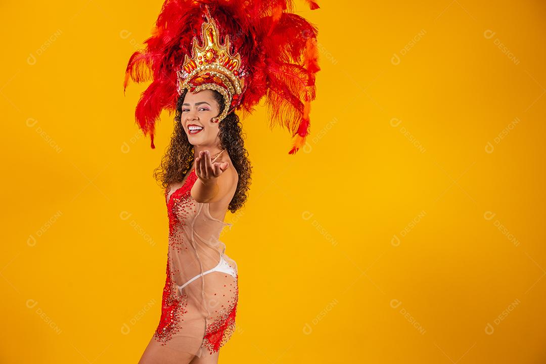 mulher de vestido de carnaval chamando você para a festa