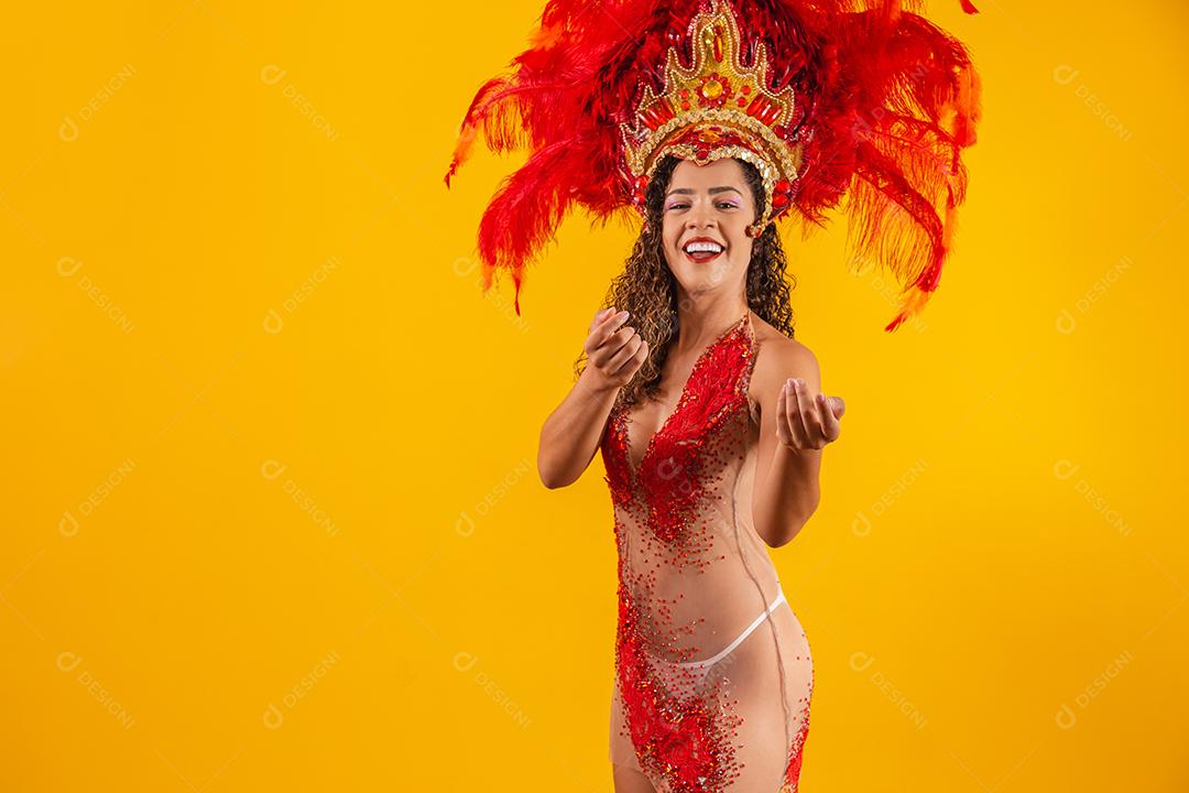 mulher de vestido de carnaval chamando você para a festa