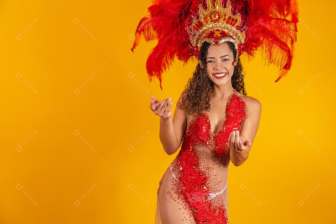 mulher de vestido de carnaval chamando você para a festa