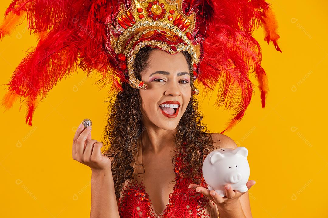 Mulher de dançarina de carnaval segurando um cofrinho nas mãos. Conceito de economia para o carnaval