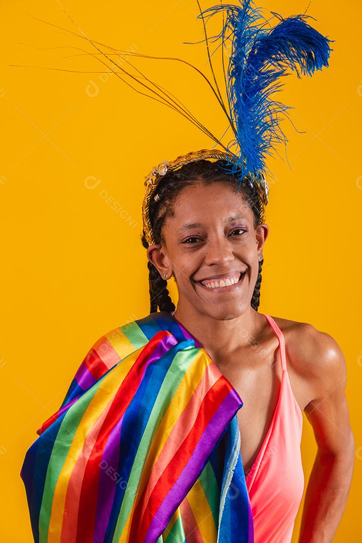 Mulher bonita vestida para a noite de carnaval. Mulher afro com maquiagem de carnaval