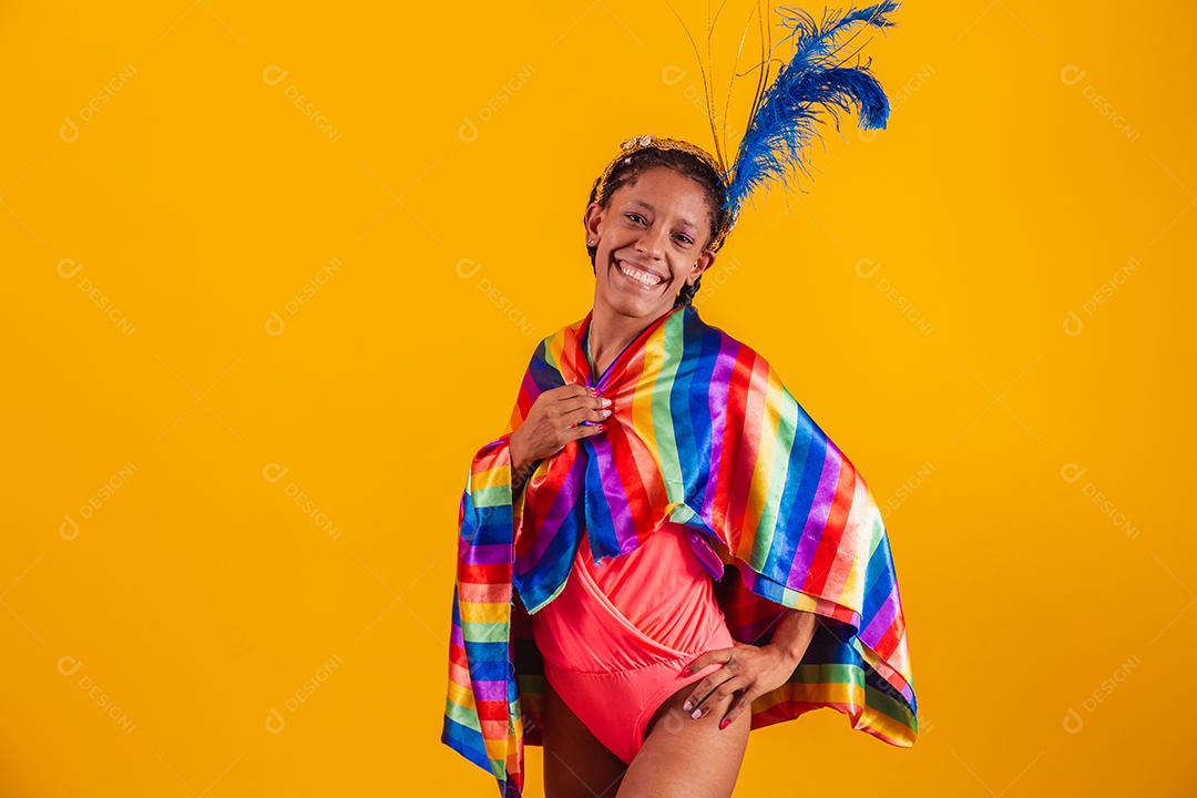 Mulher bonita vestida para a noite de carnaval. Mulher afro com maquiagem de carnaval