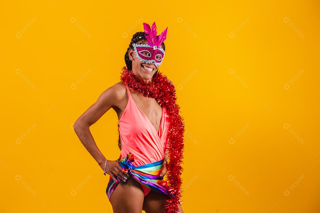 Mulher bonita vestida para a noite de carnaval. Mulher afro com maquiagem de carnaval