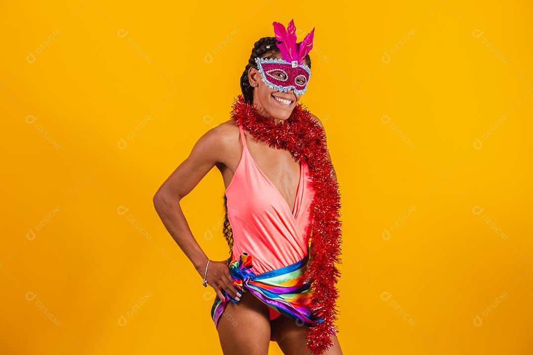 Mulher bonita vestida para a noite de carnaval. Mulher afro com maquiagem de carnaval