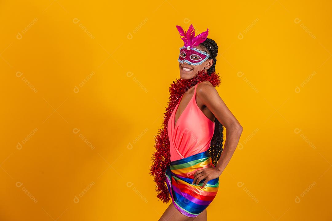 Mulher bonita vestida para a noite de carnaval. Mulher afro com maquiagem de carnaval