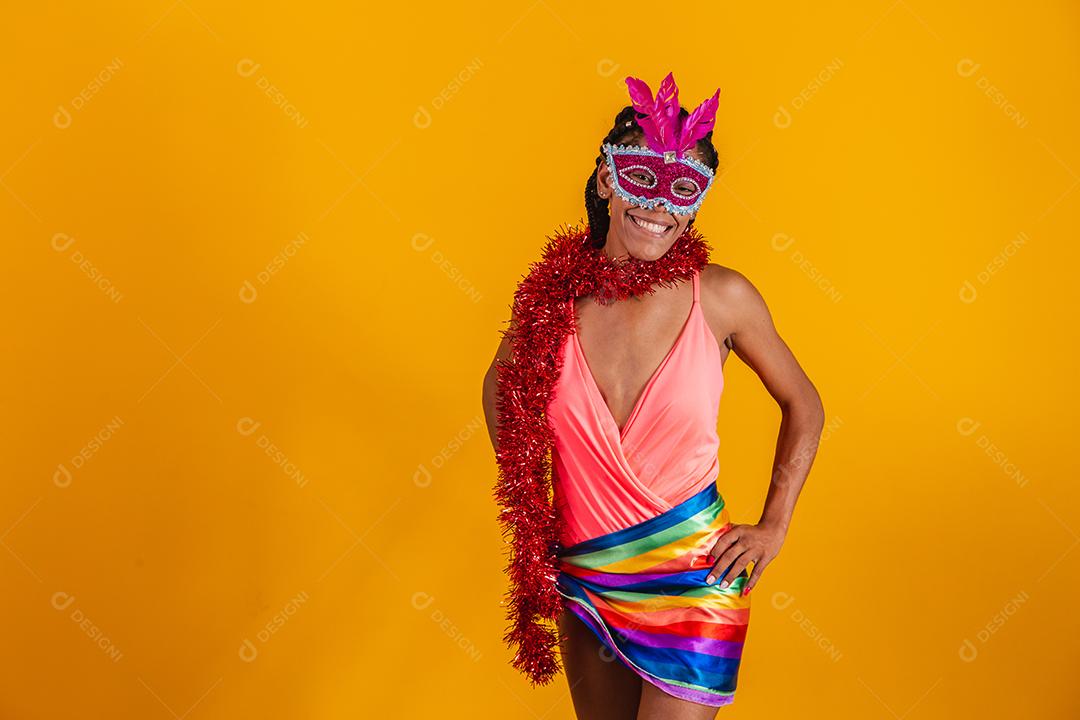 Mulher bonita vestida para a noite de carnaval. Mulher afro com maquiagem de carnaval