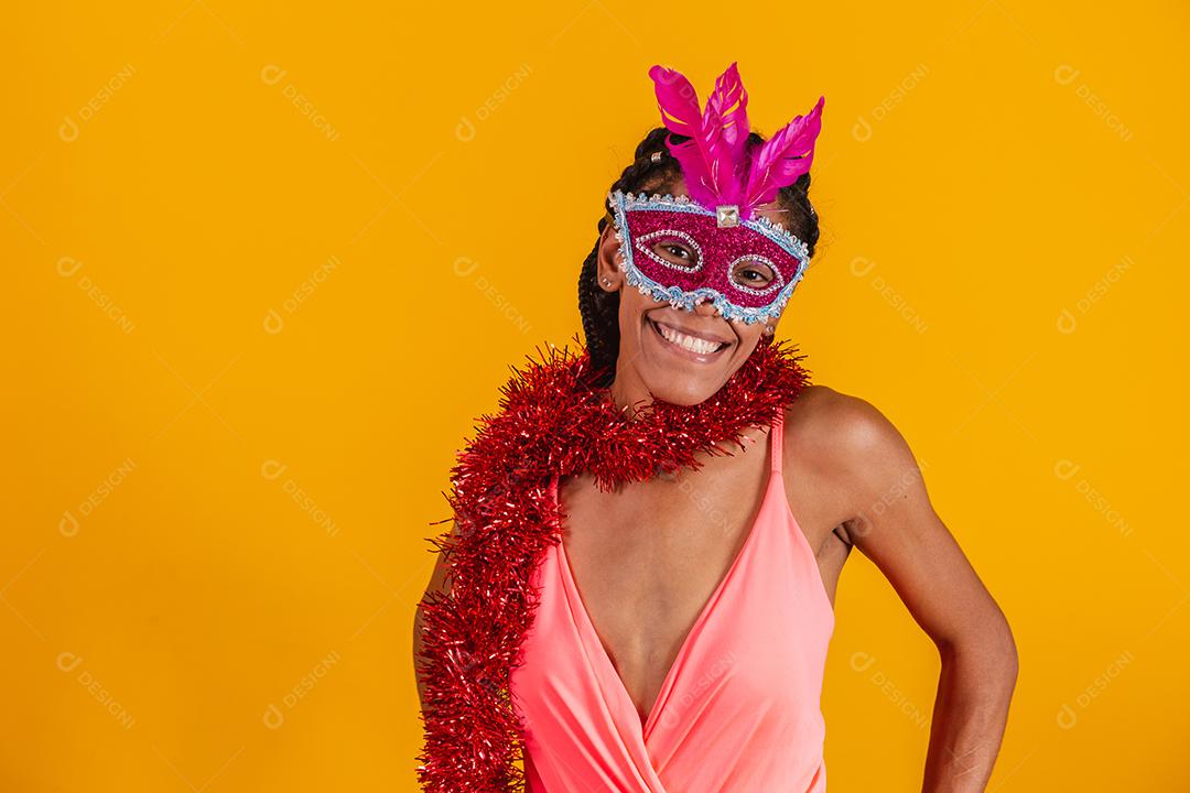 Mulher bonita vestida para a noite de carnaval. Mulher afro com maquiagem de carnaval