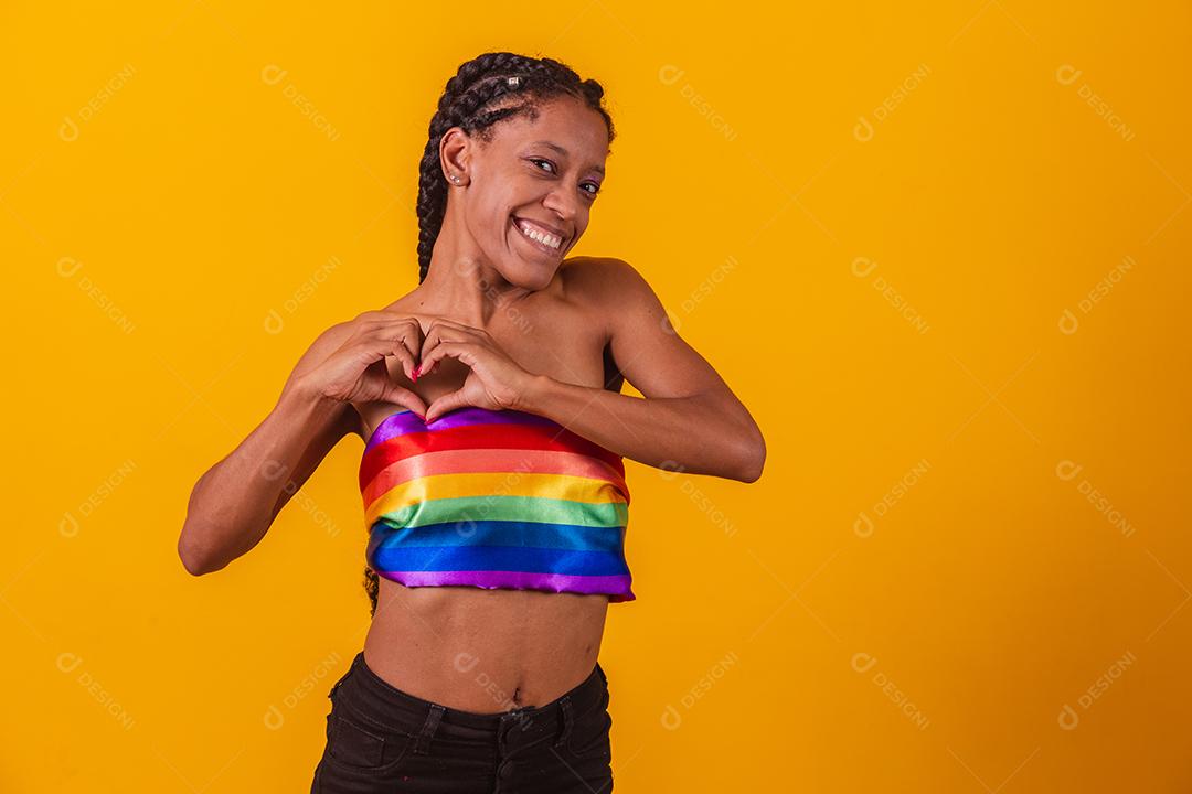 Mulher jovem de cabelo com dreads e tranças lésbicas. Sozinha. Linda e feliz jovem afro com o símbolo dos direitos humanos LGBT