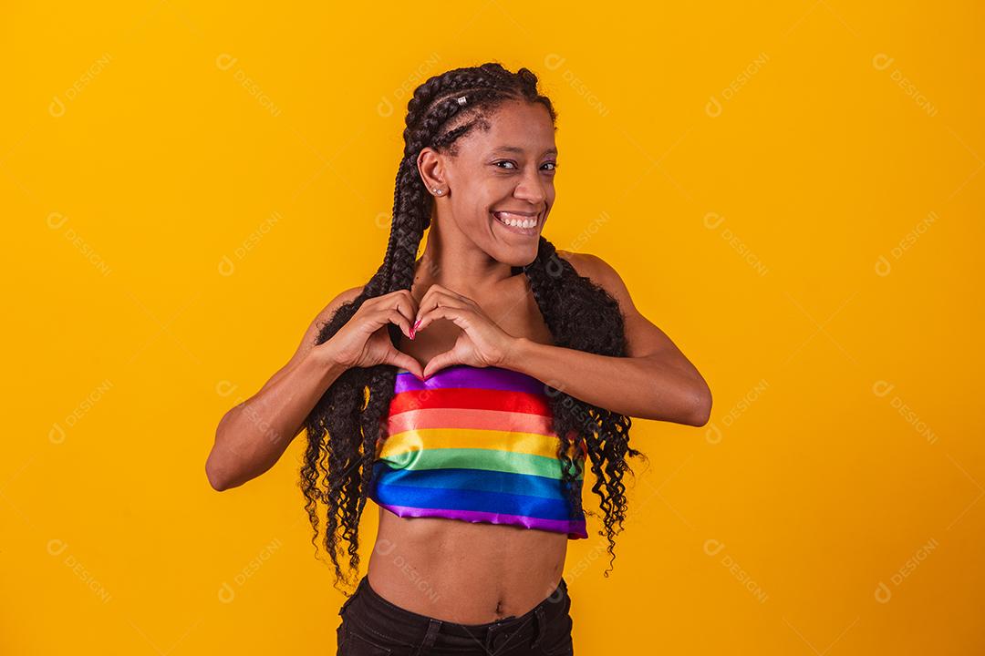 mulher Mulher jovem de cabelo com dreads e tranças lésbicas. Sozinha. Linda e feliz jovem afro com o símbolo dos direitos humanos LGBT
