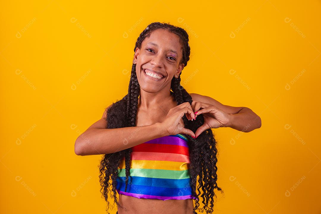 Mulher jovem de cabelo com dreads e tranças lésbicas. Sozinha. Linda e feliz jovem afro com o símbolo dos direitos humanos LGBT