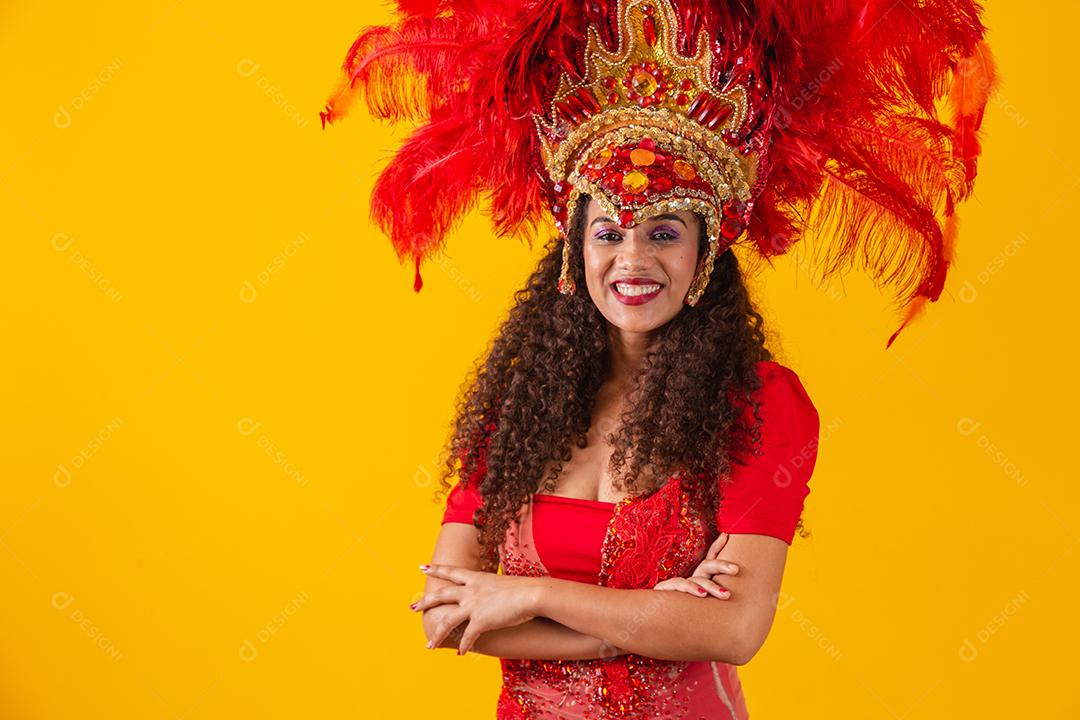 Mulher jovem e bonita afro em fantasia de carnaval com os braços cruzados.