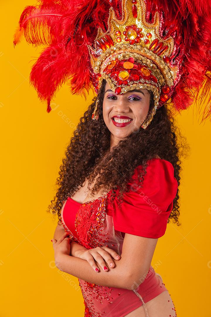 Mulher jovem e bonita afro em fantasia de carnaval com os braços cruzados.