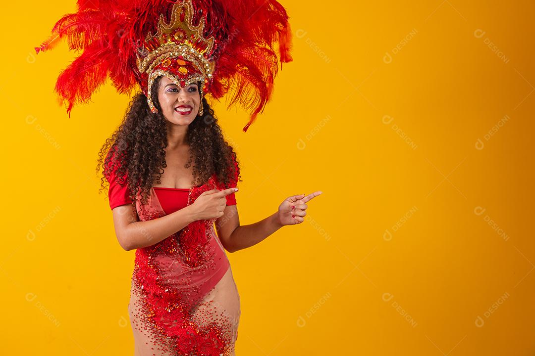 Mulher dançarina de carnaval apontando para o lado.