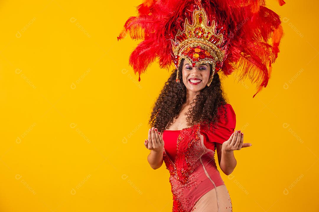 Mulher dançarina de carnaval apontando para o lado.