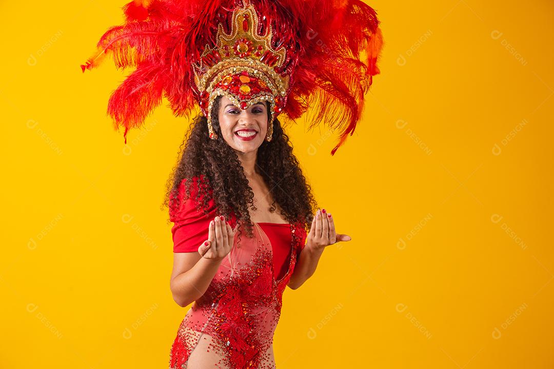 Mulher dançarina de carnaval apontando para o lado.
