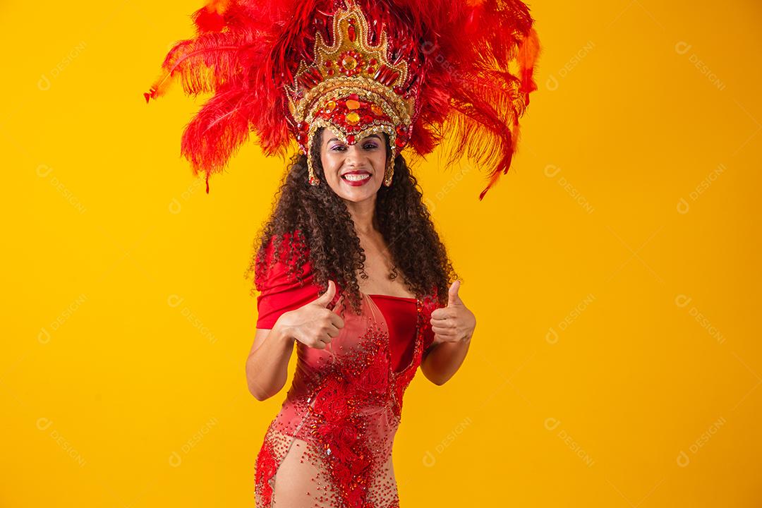 Mulher dançarina de carnaval apontando para o lado.