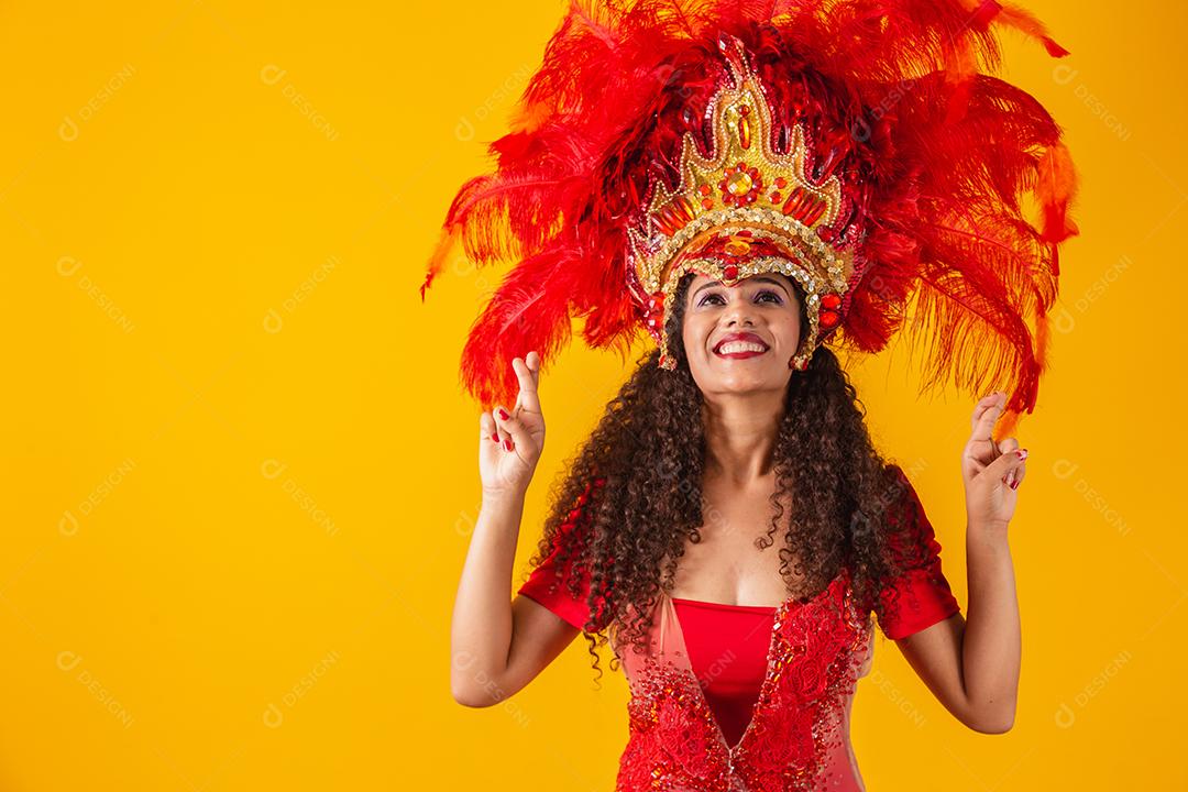 Mulher dançarina de carnaval apontando para o lado.