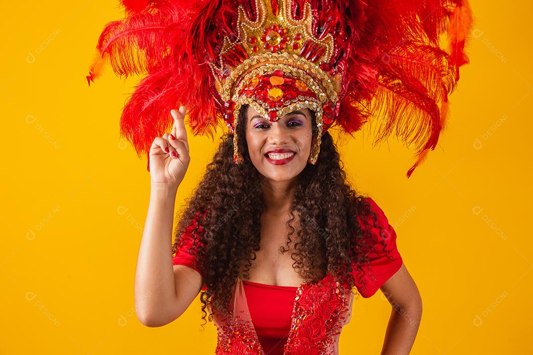Mulher dançarina de carnaval apontando para o lado.
