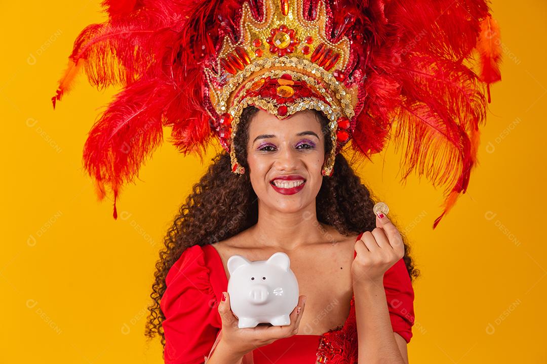 Retrato de mulher afro brasileira com roupa de carnaval com os dedos cruzados desejando sorte