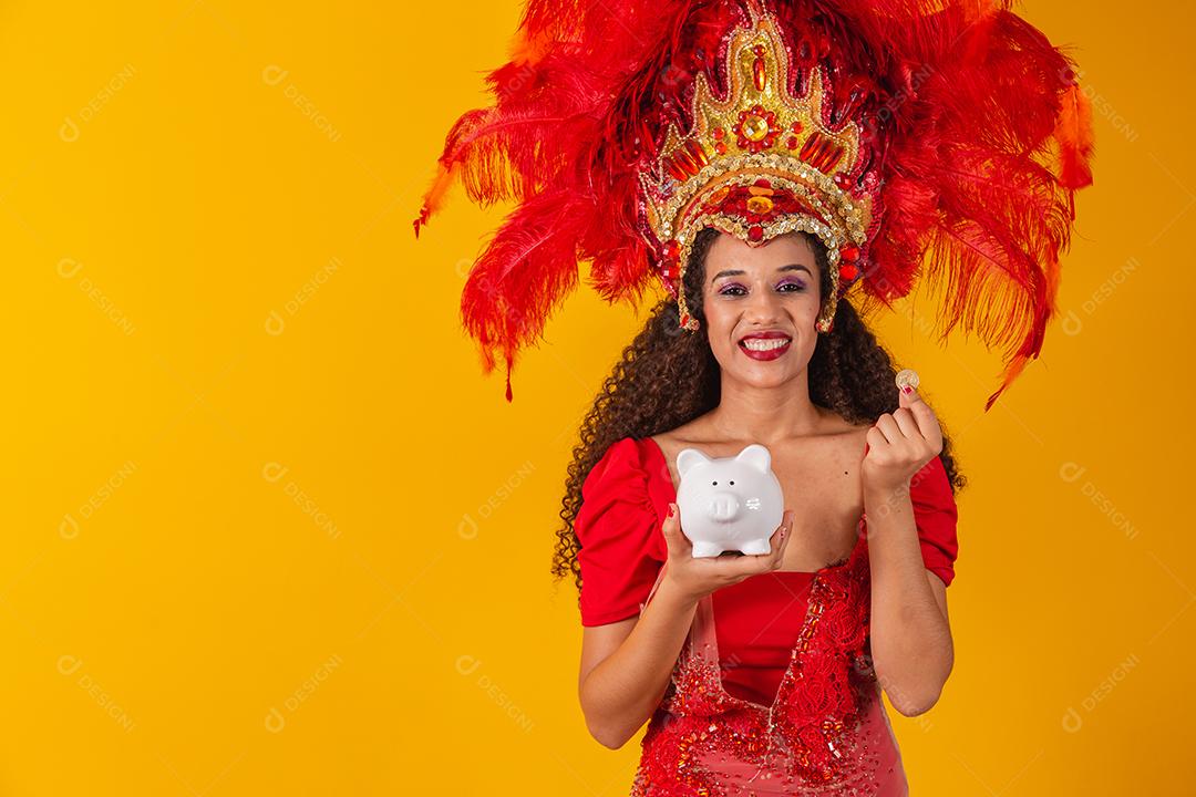 Mulher de dançarina de carnaval segurando um cofrinho nas mãos. Conceito de economia para o carnaval