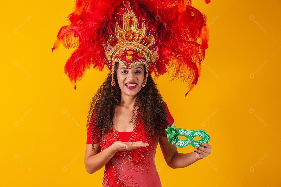 Mulher de dançarina de carnaval segurando um cofrinho nas mãos. Conceito de economia para o carnaval