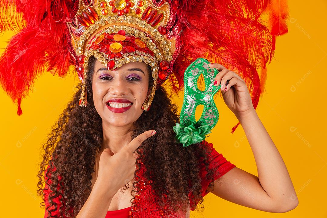 Mulher de dançarina de carnaval segurando um cofrinho nas mãos. Conceito de economia para o carnaval