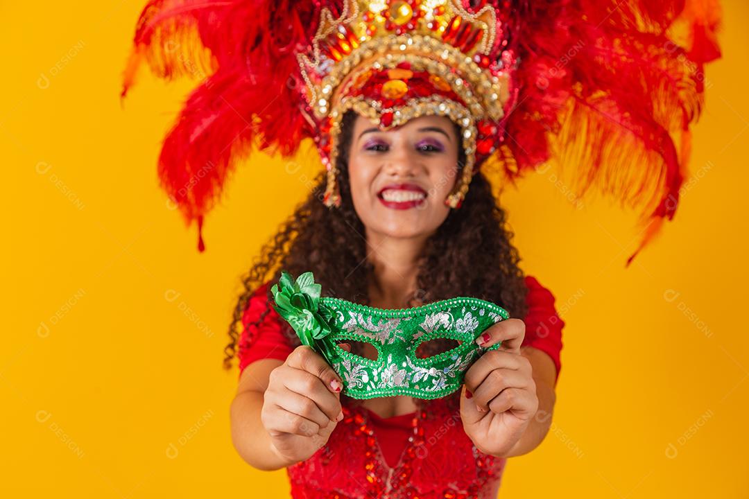 Mulher de dançarina de carnaval segurando um cofrinho nas mãos. Conceito de economia para o carnaval