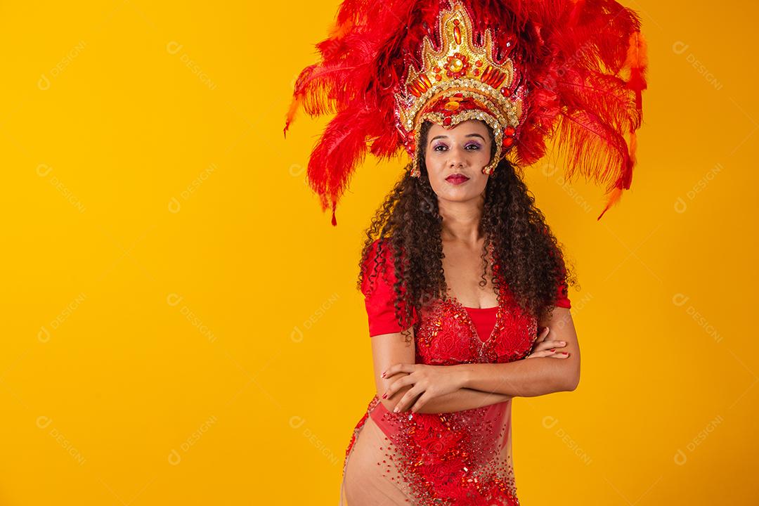 Mulher jovem e bonita afro em fantasia de carnaval com os braços cruzados.