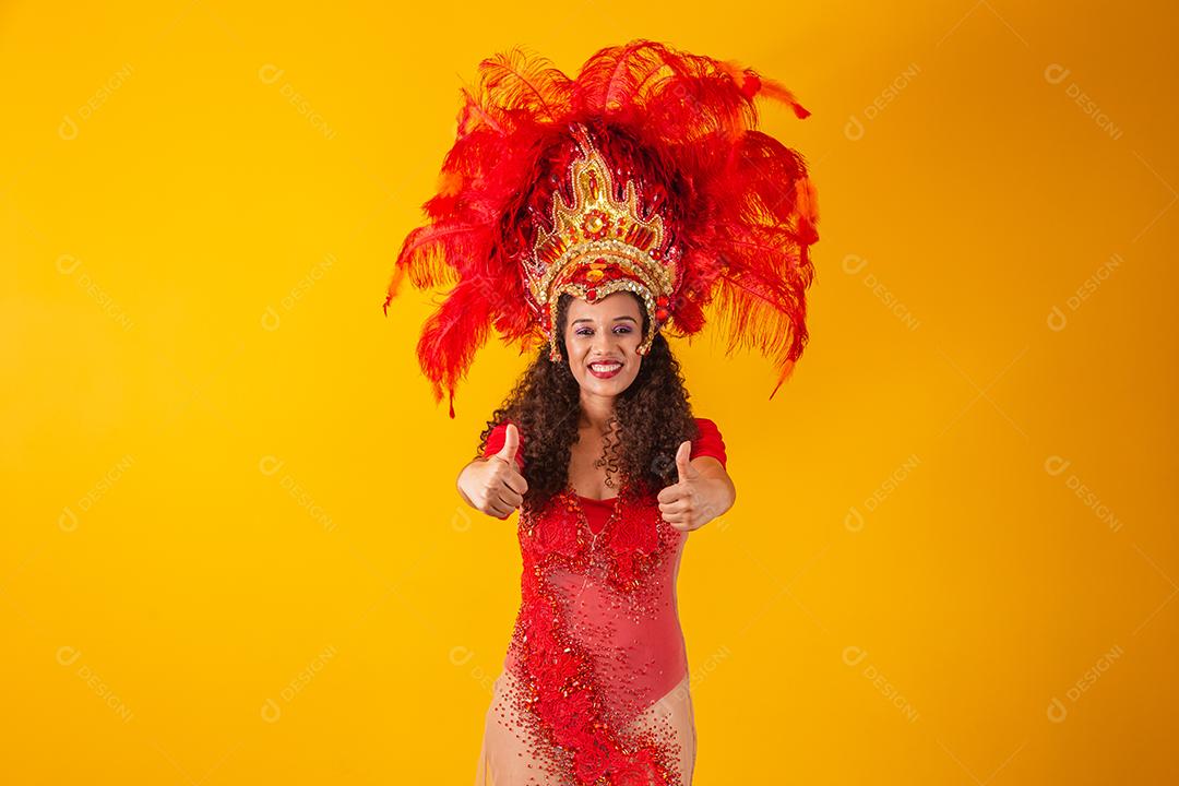 Linda dançarina está de pé com o polegar para cima fazendo sinal de ok ou positivo. Ela está vestindo uma fantasia