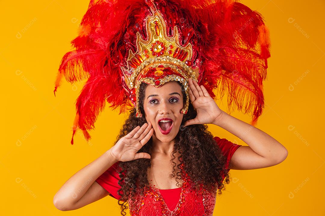 Jovem dançarina de samba brasileira africana vestida para o carnaval