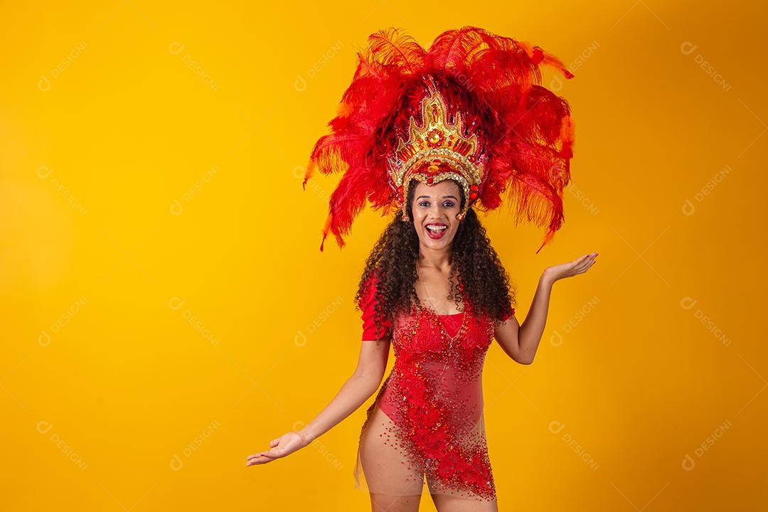 Jovem dançarina de samba brasileira africana vestida para o carnaval