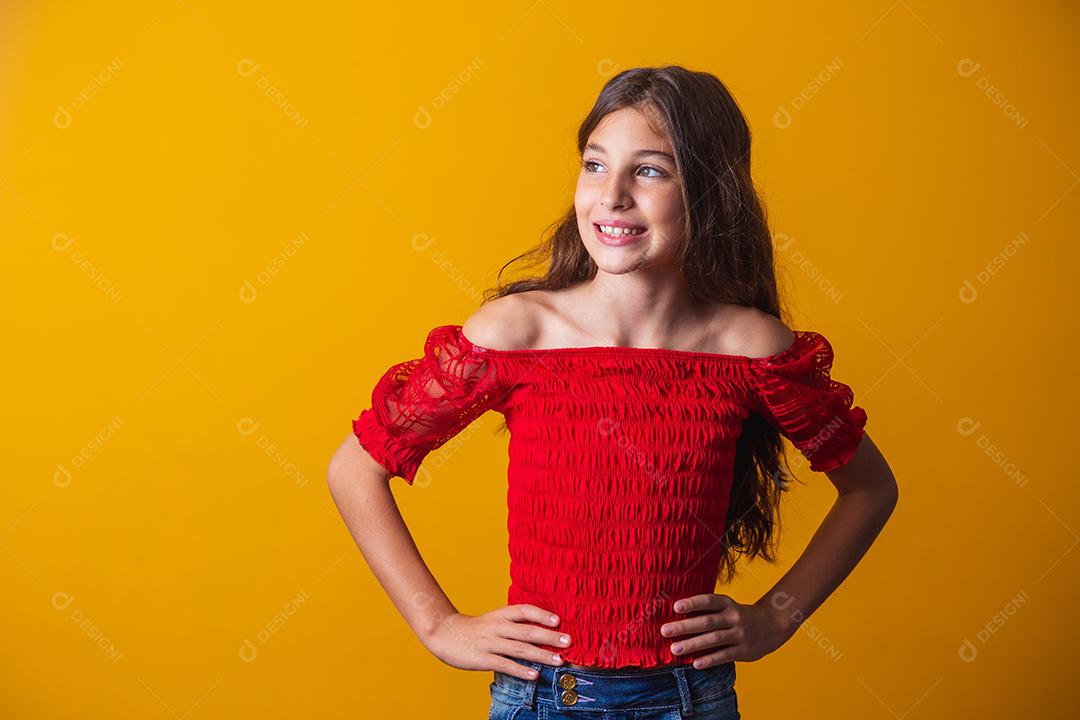 adorável menina pré adolescente em fundo amarelo, sorrindo