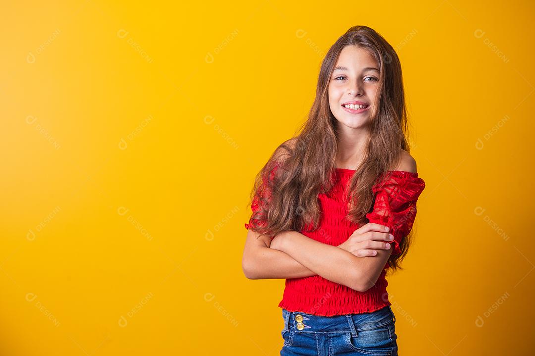 adorável menina pré adolescente em fundo amarelo, sorrindo
