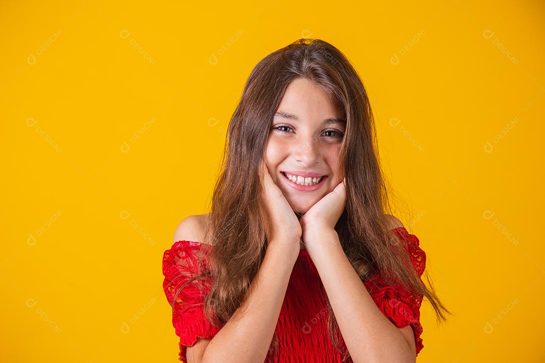 adorável menina sorrindo em fundo amarelo