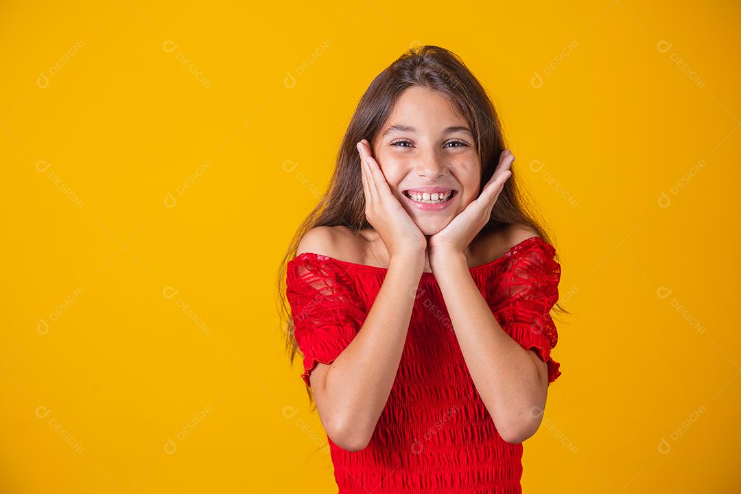 adorável menina sorrindo em fundo amarelo