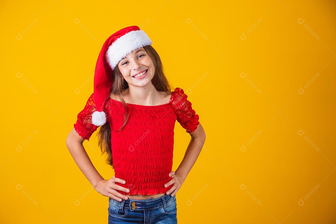 menina vestida como um papai noel