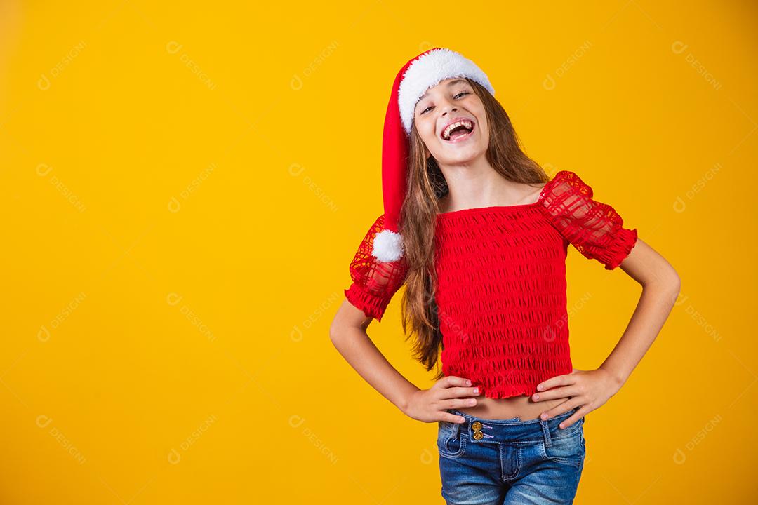 menina vestida como um papai noel